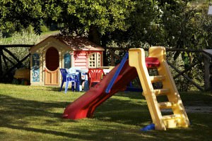 giochi per bambini in giardino agriturismo assisi